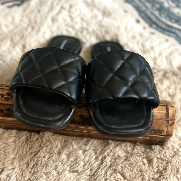 Tahari Black Slides Tresia quilted 7.5 sandals - Picture 4 of 9
